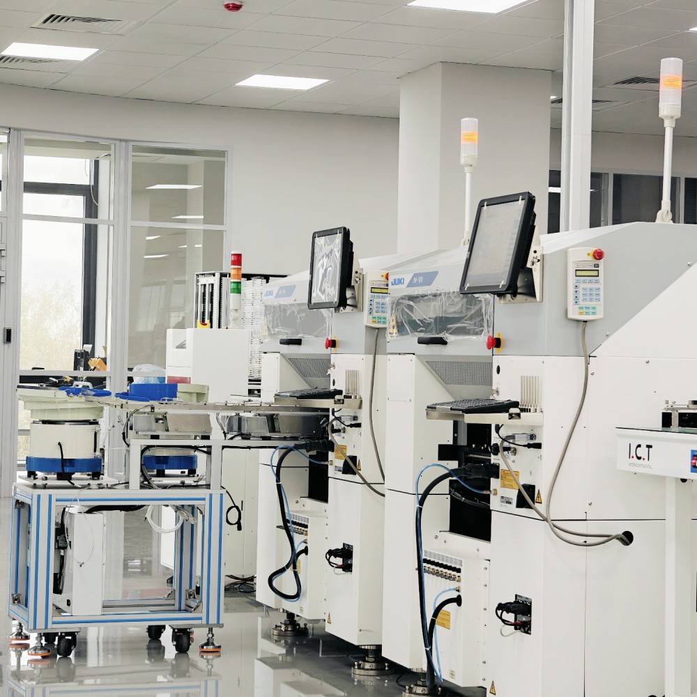 JUKI JM-100 | Automatische Hochgeschwindigkeits-DIP-Ausrüstung von JUKI für Komponenten mit ungerader Form, PTH-Einfügungsmaschine