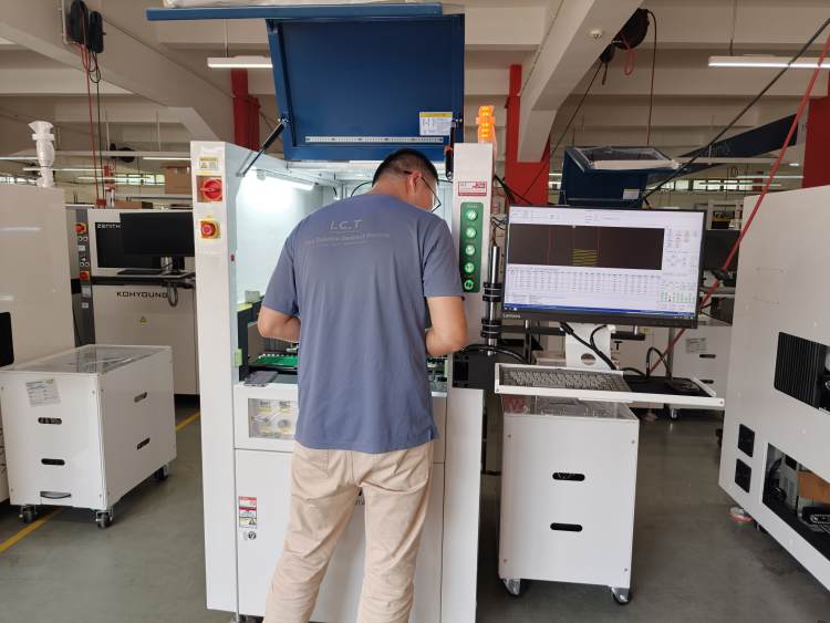 I.C.T Ingenieur schlie&szlig;t Tests vor dem Versand f&uuml;r Conformal Coating Machine.jpg ab