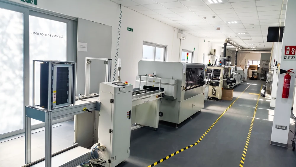 I.C.T flexible LED Band-SMT-Produktionslinie und Vakuum-Reflow-Ofen, installiert in einer Kundenfabrik in Italien