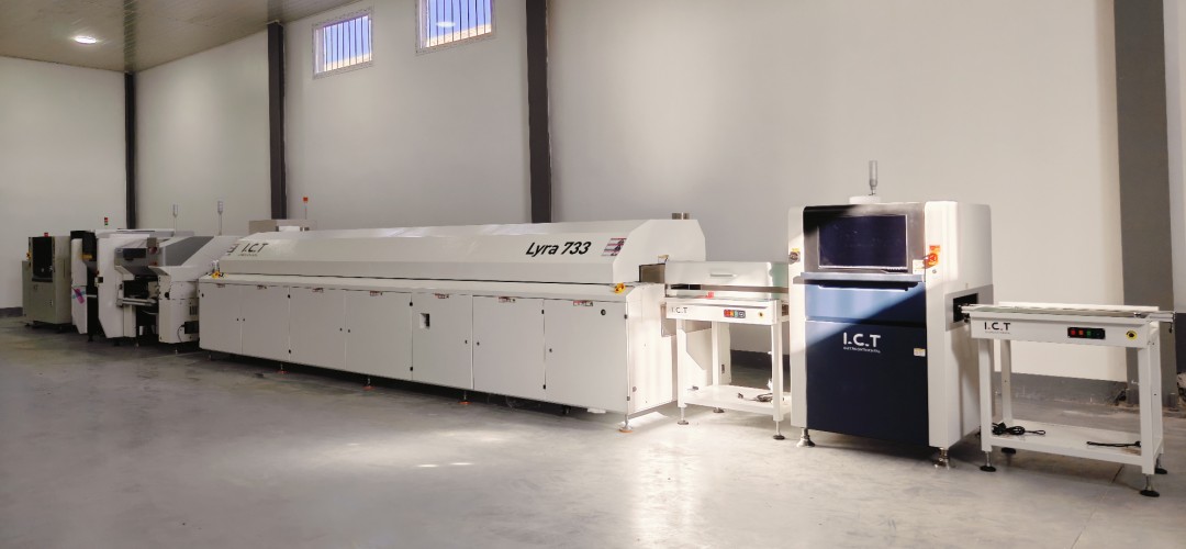 I.C.T-Ingenieur kommt in Algerien an, um die SMT-Linieninstallation 01.jpg zu unterst&uuml;tzen
